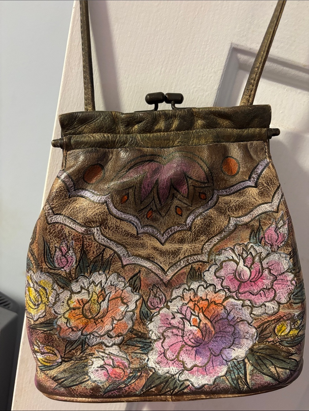 Vintage Jane Yoo Leather Hand-Painted Leather Floral Crossbody Floral Details